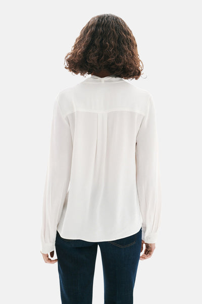 Witte blouse met lange mouwen van CAROLL, met plooitjes aan de achterkant en een originele halslijn.