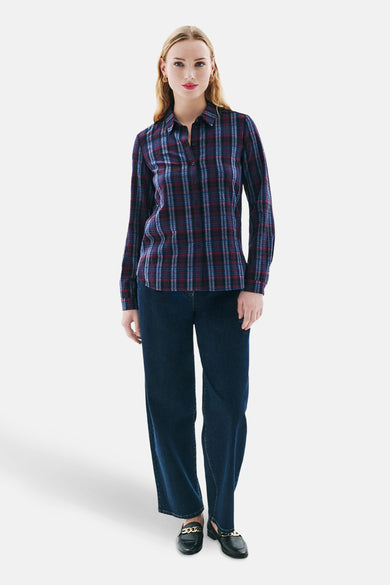 Multikleuren overhemd met lange mouwen van CAROLL, met ruitpatroon, gedragen met een spijkerbroek en zwarte loafers.