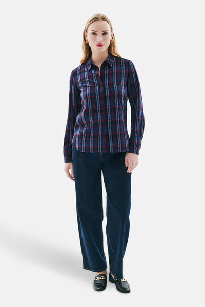 Multikleuren overhemd met lange mouwen van CAROLL, met ruitpatroon, gedragen met een spijkerbroek en zwarte loafers.