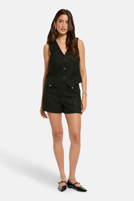 Zwarte blazer van Morgan de Toi, gedragen met een bijpassende short, versierd met decoratieve knopen en een glinsterende textuur.