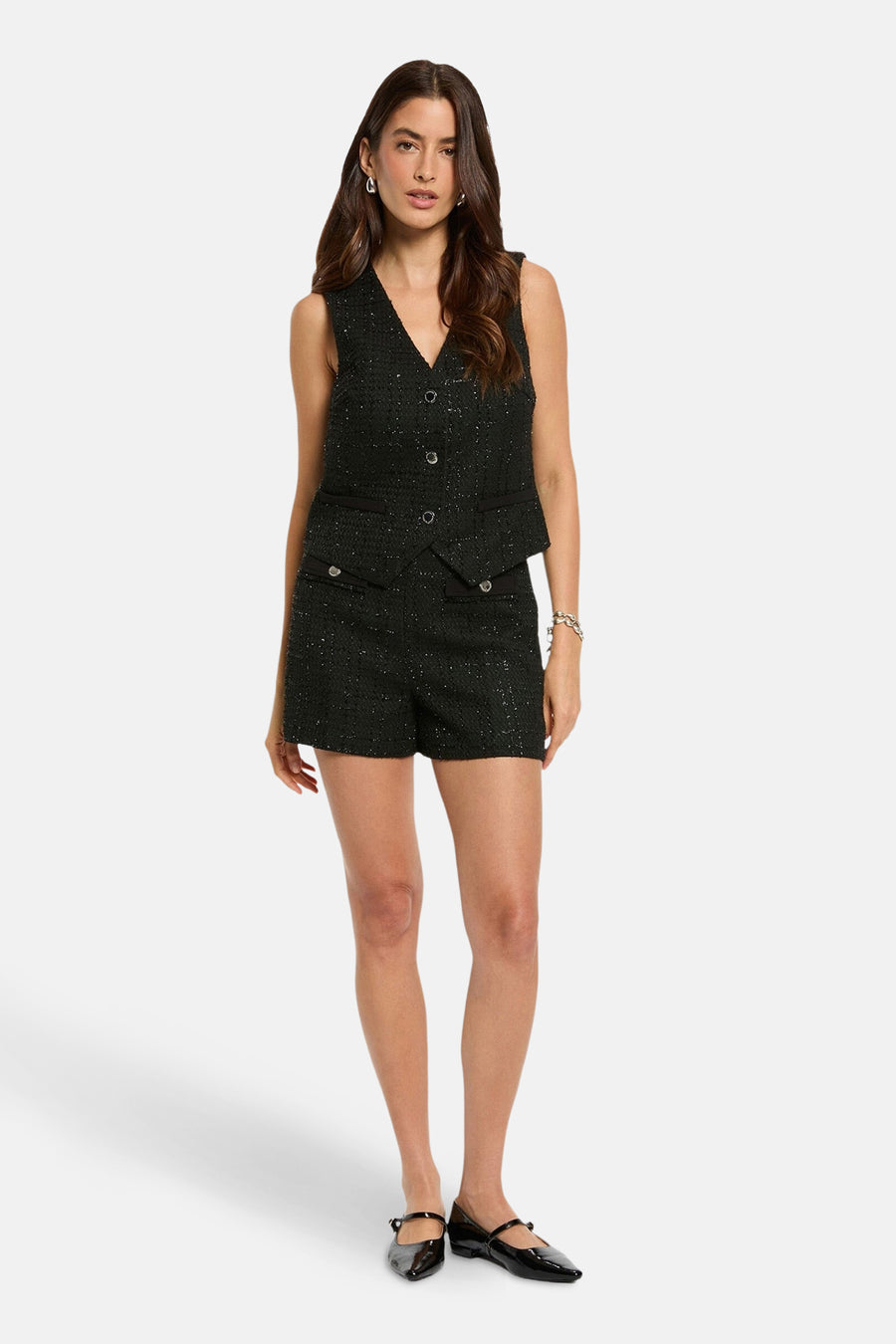 Zwarte blazer van Morgan de Toi, gedragen met een bijpassende short, versierd met decoratieve knopen en een glinsterende textuur.