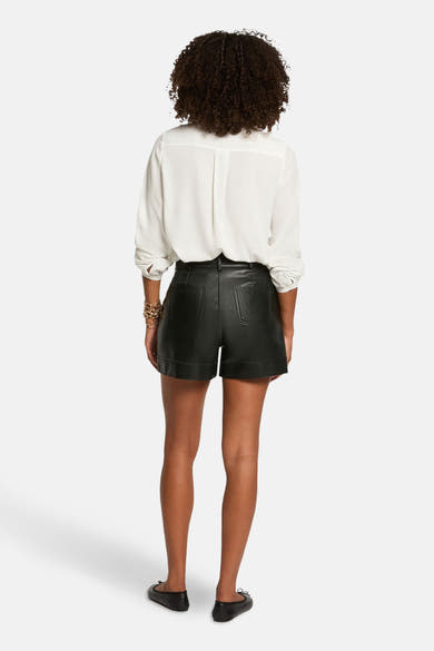 Wit overhemd met lange mouwen van Morgan de Toi met een zwarte leren short.
