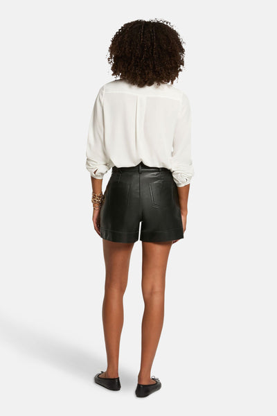 Wit overhemd met lange mouwen van Morgan de Toi met een zwarte leren short.