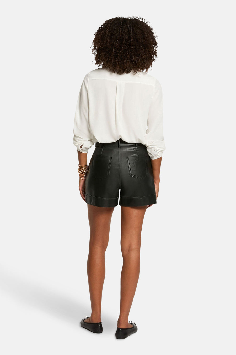Wit overhemd met lange mouwen van Morgan de Toi met een zwarte leren short.