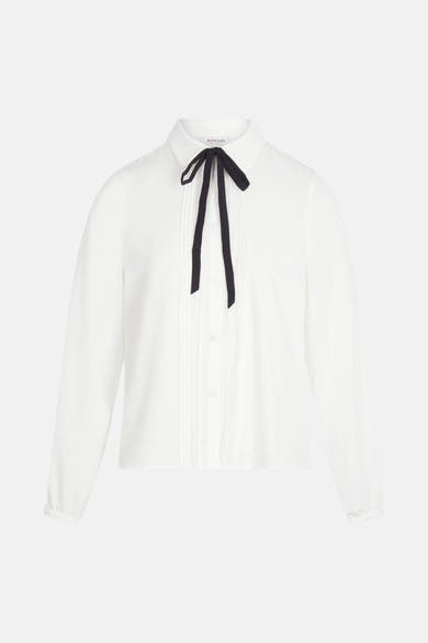 Chemise blanche à manches longues de Morgan, avec un nœud décoratif noir et des plis verticaux.