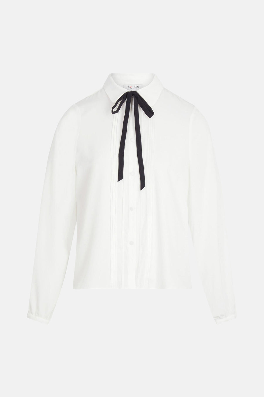 Chemise blanche à manches longues de Morgan, avec un nœud décoratif noir et des plis verticaux.