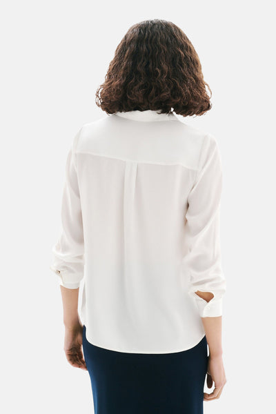 Witte blouse met lange mouwen van Caroll, achterkant met afgeronde zoom en plooidetail.