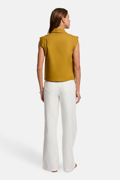 Chemisier sans manches jaune de Morgan de Toi, porté avec un jean blanc taille haute évasé.
