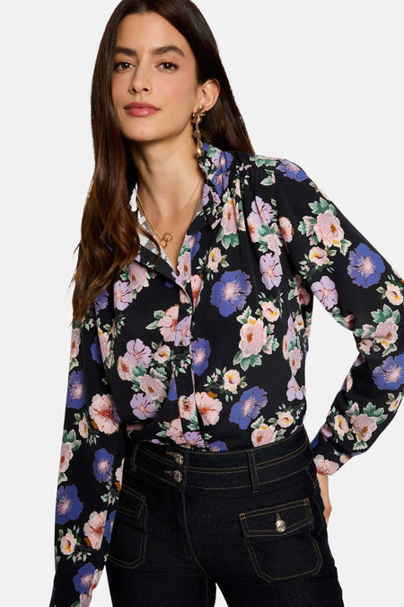 Multikleuren blouse met lange mouwen van Morgan de Toi met bloemenprint, gedragen met een high-waisted jeans.