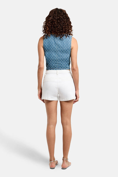 Blauwe spijkerblazer van Morgan de Toi met ruitpatroon, gedragen met een witte korte broek en zilveren sandalen.