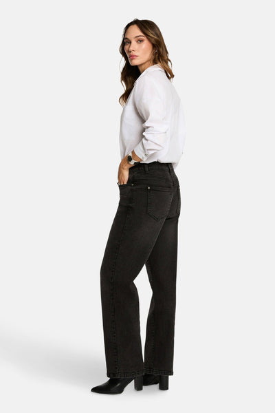Wit overhemd met lange mouwen van Morgan de Toi, gedragen met een zwarte jeans en zwarte enkellaarsjes met hak.