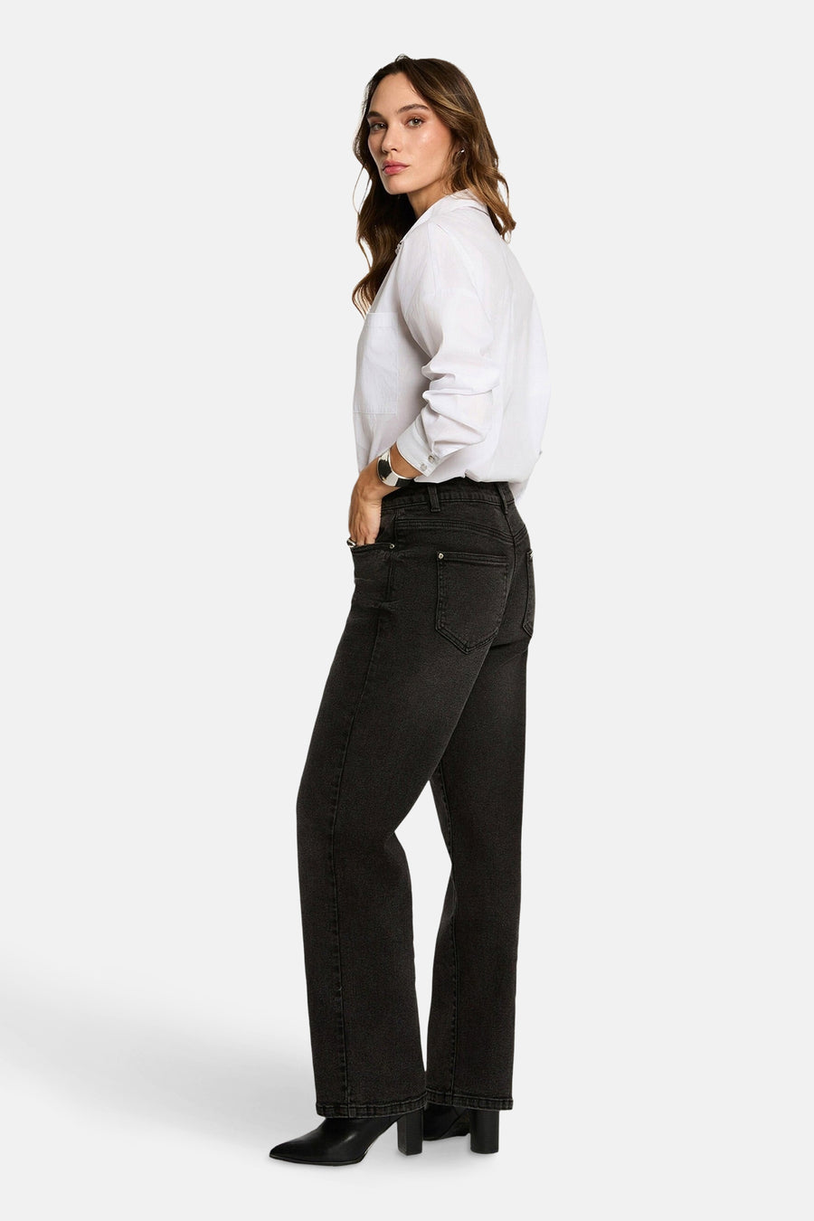 Wit overhemd met lange mouwen van Morgan de Toi, gedragen met een zwarte jeans en zwarte enkellaarsjes met hak.