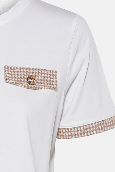 T-shirt blanc à manches courtes de Morgan de Toi avec poche et ourlet à motif pied-de-poule.