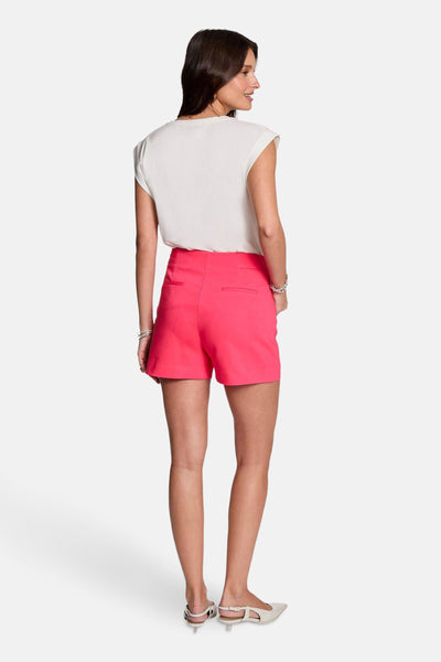 Wit T-shirt met korte mouwen van Morgan de Toi gedragen met een felroze korte broek en zilveren sieraden.