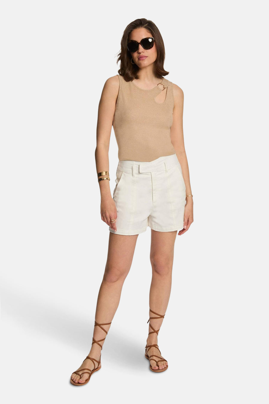 Beige T-shirt van Morgan de Toi met ringuitsparing, gedragen met een witte korte broek en sandalen met bandjes.