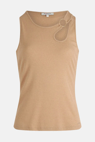 Beige geribd T-shirt van Morgan, met een uitsnede aan de schouder versierd met een gouden ring.