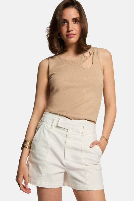 Beige geribd hemdje van Morgan de Toi, met uitsnede en gouden ring detail, gedragen met een witte short.