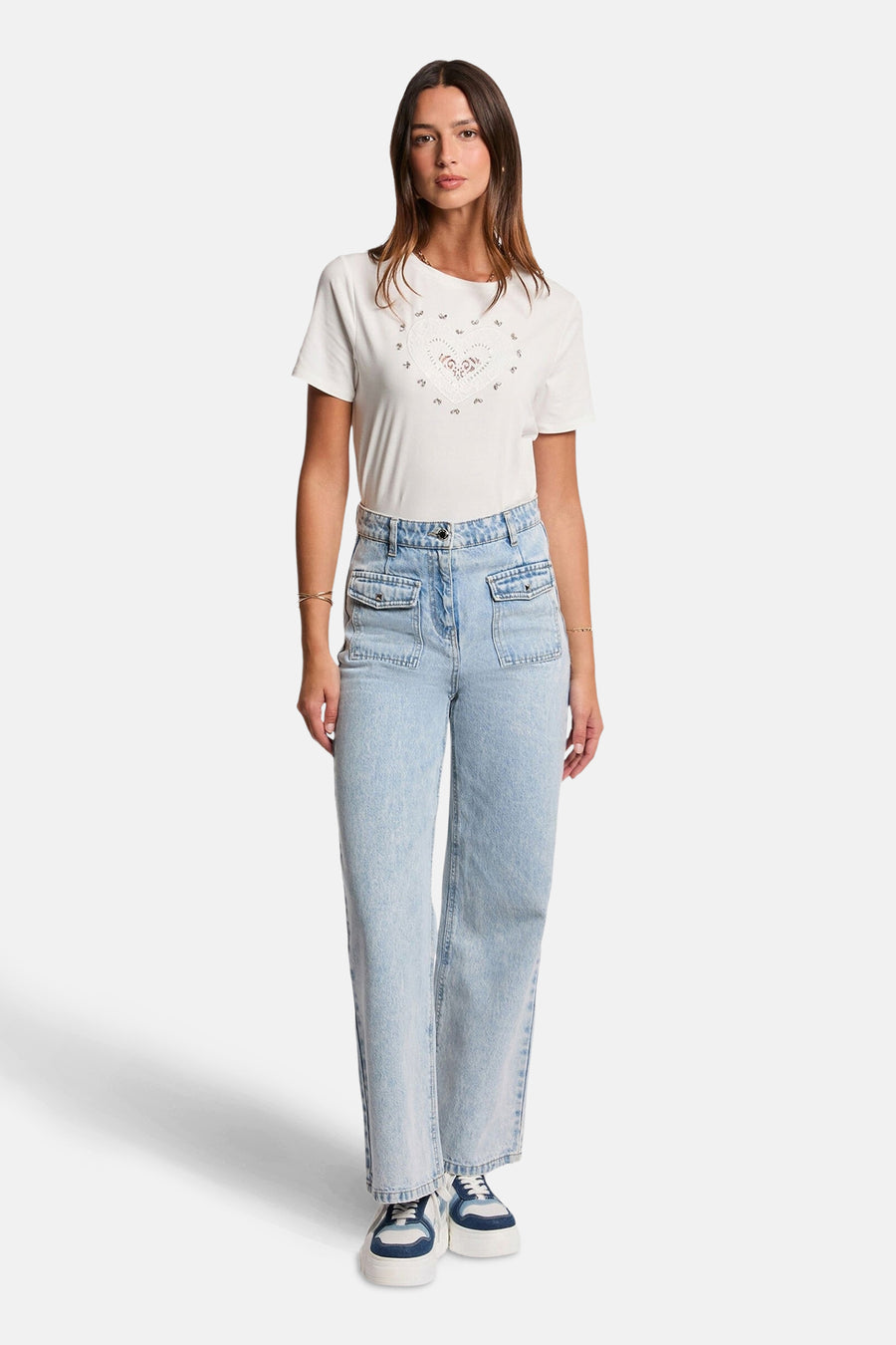 T-shirt blanc à manches courtes de Morgan de Toi, avec un motif de cœur brodé sur le devant.