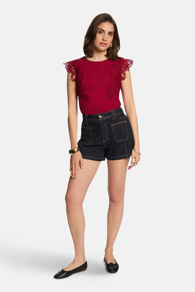 Rood T-shirt met korte mouwen van Morgan de Toi met bloemenkanten detail op de schouders.