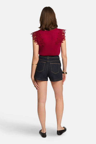 Rood T-shirt met korte mouwen van Morgan de Toi versierd met bloemenkant op de schouders, gedragen met een spijkerbroekshort.