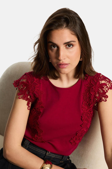 Rood T-shirt met korte mouwen van Morgan de Toi, met bloemenkanten detail op de mouwen.
