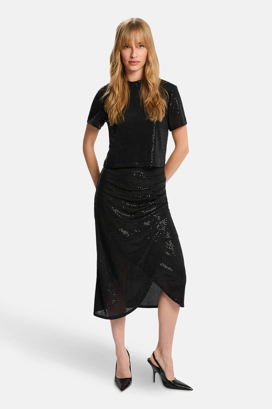 Zwart T-shirt met korte mouwen van Morgan de Toi, met een wikkelrok en zwarte pumps.