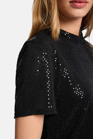 Zwart T-shirt met korte mouwen van Morgan de Toi, versierd met zilveren pailletten op getextureerde stof, hoge hals.