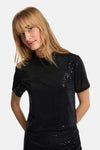 Zwart T-shirt met korte mouwen van Morgan de Toi, versierd met glinsterende pailletten, gedragen met een bijpassende rok.