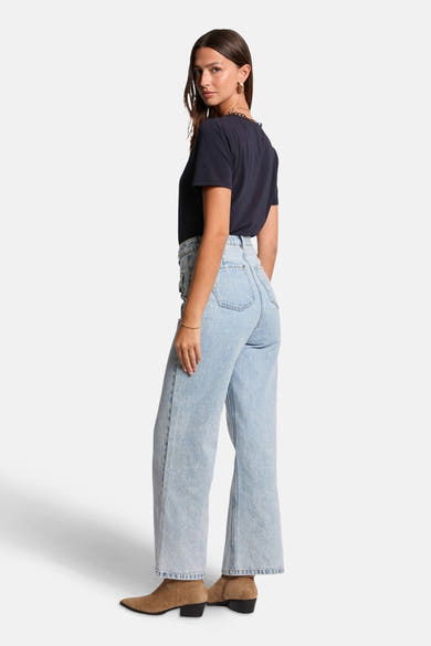 Blauw T-shirt met korte mouwen van Morgan de Toi, met een geschulpte zoom en gedragen met een high-waisted jeans.