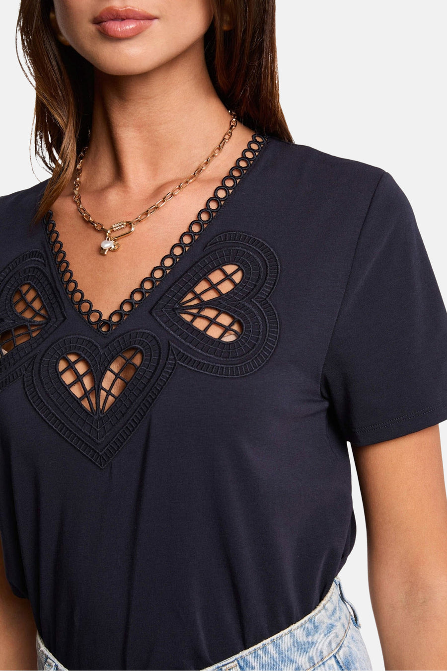 Blauw T-shirt met korte mouwen van Morgan de Toi met decoratieve hartvormige uitsnijdingen bij de halslijn.