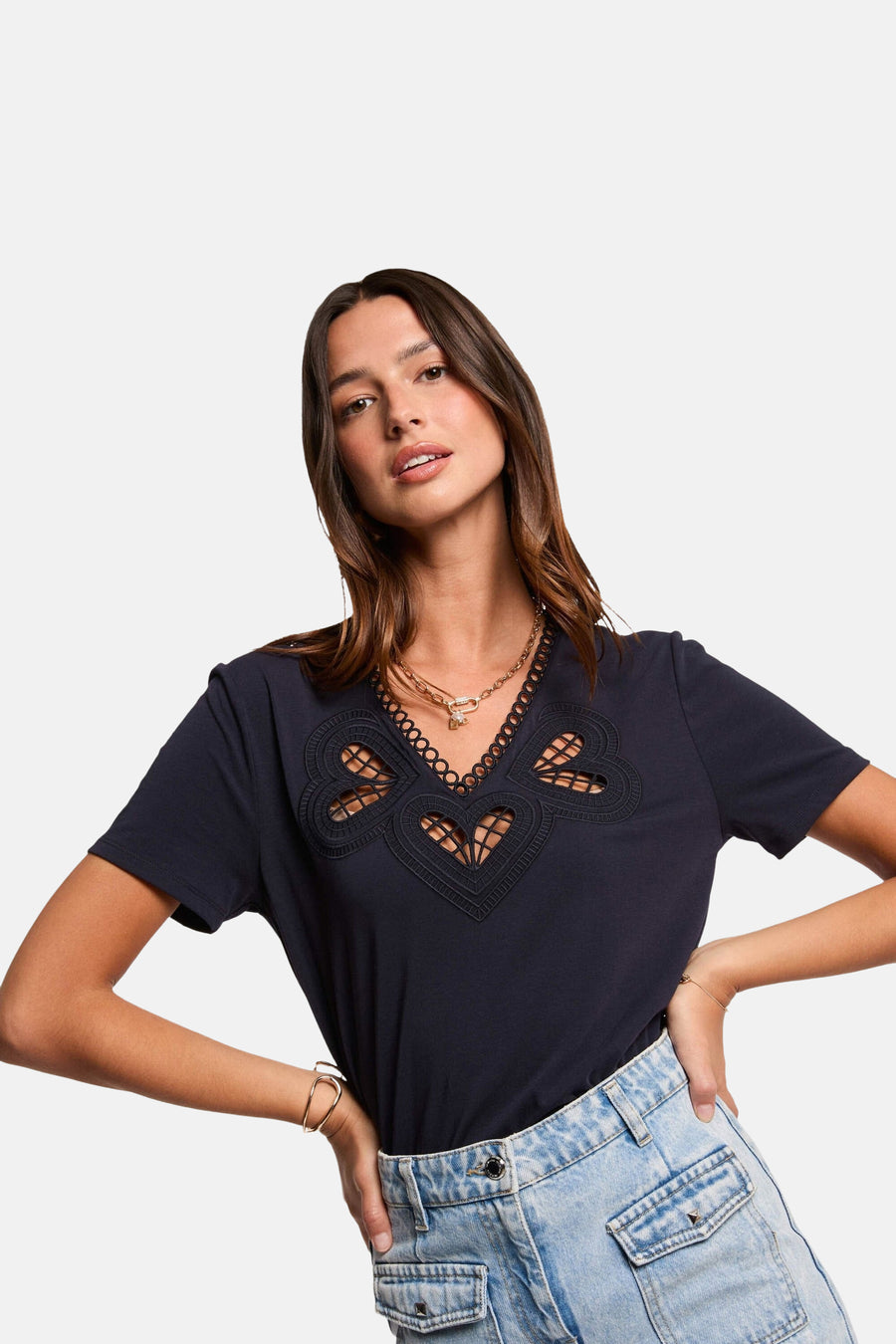 Blauwe T-shirt met korte mouwen van Morgan de Toi met hartvormige uitsnijdingen bij de halslijn.