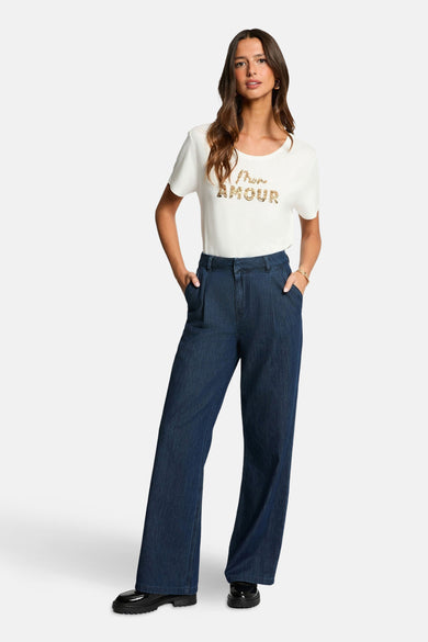 T-shirt blanc à manches courtes de Morgan de Toi avec l'inscription dorée "Plus d'Amour".