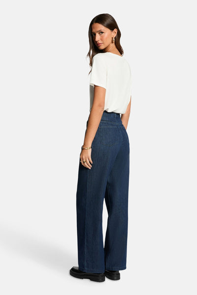 T-shirt à manches courtes blanc de Morgan de Toi, porté avec un jean taille haute ample et des chaussures noires.