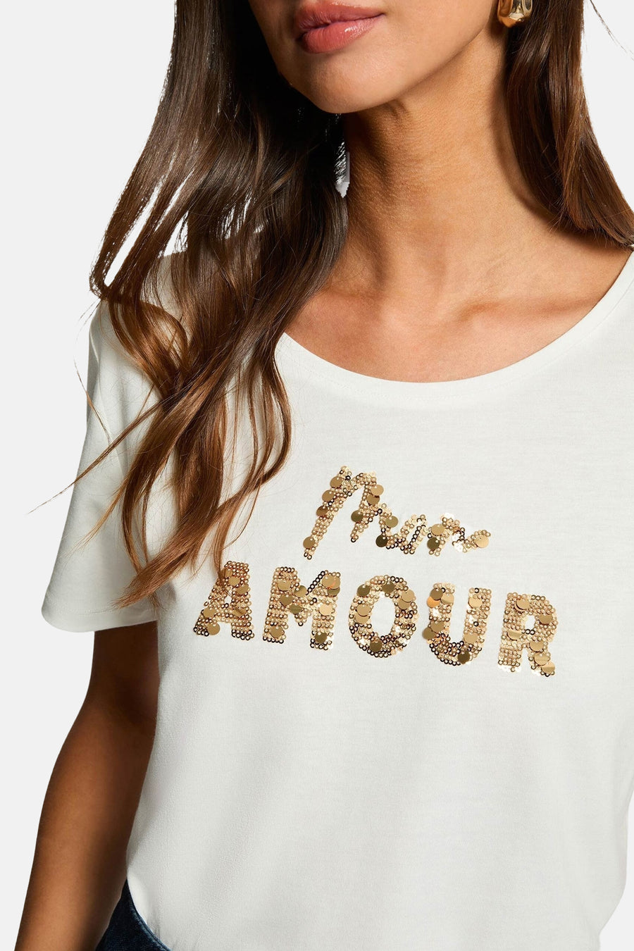 T-shirt blanc à manches courtes de Morgan de Toi, orné de sequins dorés formant le texte "Mon Amour".