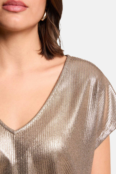 T-shirt doré à manches courtes de Morgan de Toi, en maille brillante, avec un col en V.