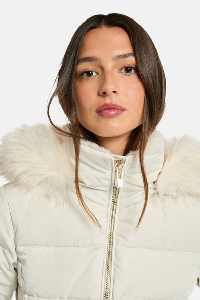 Veste courte écru de Morgan de Toi avec capuche bordée de fausse fourrure, fermeture éclair dorée.
