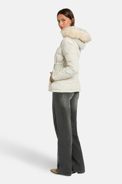 Veste courte écru de Morgan de Toi avec capuche bordée de fourrure, portée avec un pantalon gris anthracite.
