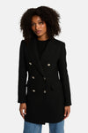 Veste noire croisée de Morgan de Toi avec boutons argentés, portée sur un pull noir et un jean.
