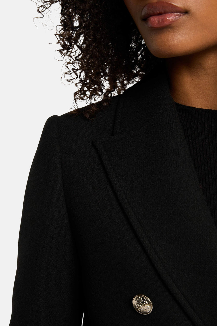 Veste noire de Morgan de Toi avec col tailleur et bouton décoratif métallique.
