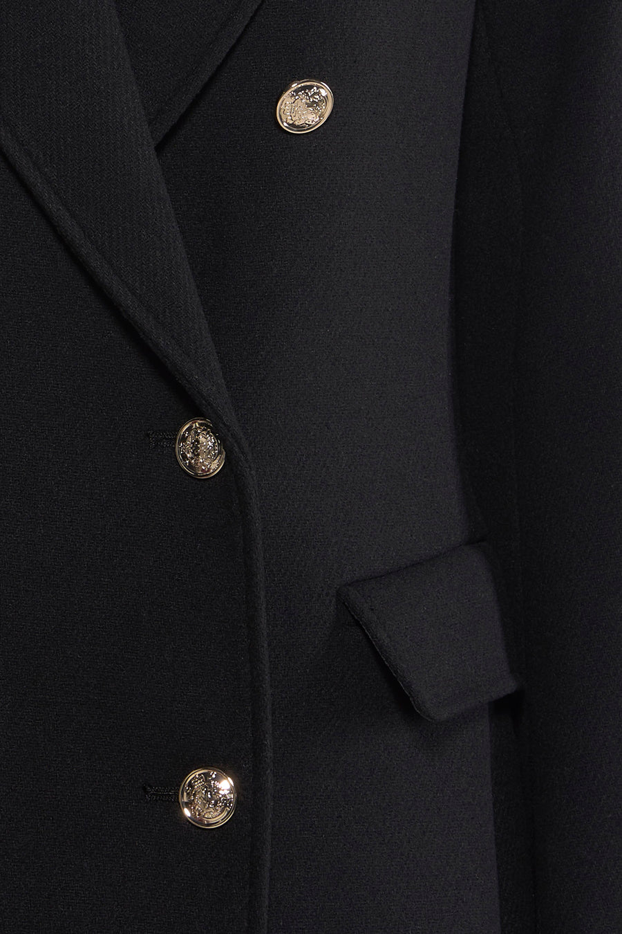 Veste noire par Morgan de Toi avec boutons dorés et poche discrète, style élégant.