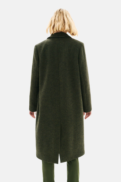 Veste longue verte à motif pied-de-poule par CAROLL, vue de dos, portée avec un pantalon vert.
