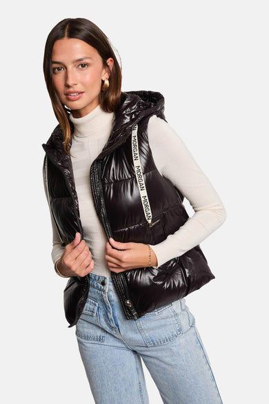 Veste sans manches noire par Morgan de Toi, style matelassé avec capuche et logo sur les bordures.
