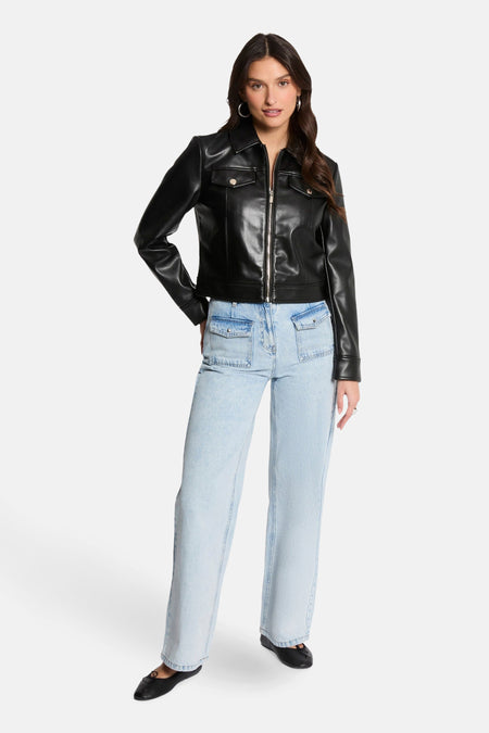 Zwarte leren jas van Morgan de Toi, met zilveren ritssluiting, gedragen met een high-waisted jeans.