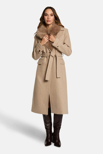 Lange beige jas van Morgan de Toi met imitatiebontkraag en strikceintuur.