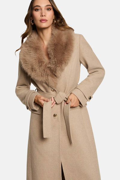 Lange beige jas van Morgan de Toi met bontkraag en strikceintuur.