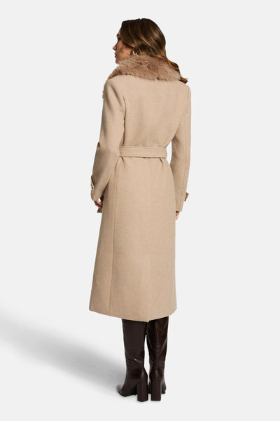 Longue veste beige de Morgan de Toi avec col en fausse fourrure et ceinture à nouer.