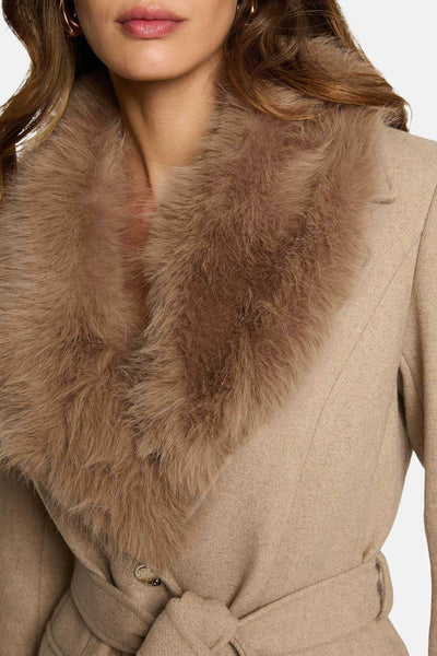 Veste longue beige de Morgan de Toi avec col en fausse fourrure et ceinture assortie.
