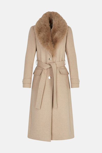 Manteau long beige de Morgan de Toi avec col en fourrure, ceinture à nouer et poches plaquées.

