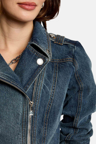 Veste en jean bleu denim de Morgan de Toi avec fermeture éclair argentée et détails de couture orange.