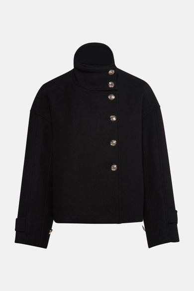 Korte zwarte jas van Morgan de Toi, met opstaande kraag en asymmetrische knoopsluiting.